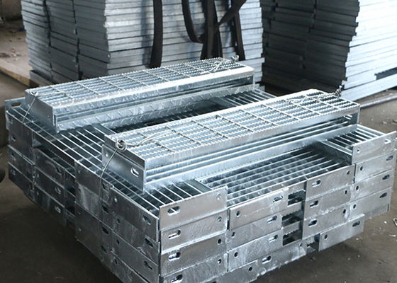 Cầu thang lưới thanh răng cưa 40x5mm cho kỹ thuật đô thị