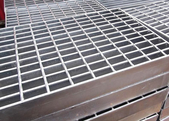 Hệ thống thoát nước công viên Đường đi bộ bằng kim loại Lưới thép 30X100mm Trọng lượng nhẹ Chống va đập