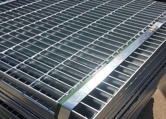 Hệ thống thoát nước công viên Đường đi bộ bằng kim loại Lưới thép 30X100mm Trọng lượng nhẹ Chống va đập