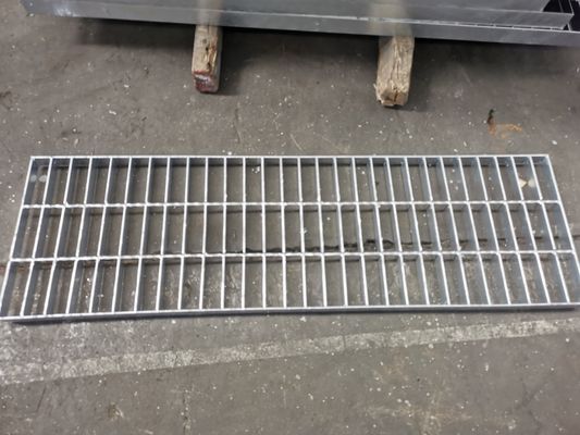 Nền lưới kim loại chống ăn mòn 50 * 5mm Cấu trúc ánh sáng dày 4mm