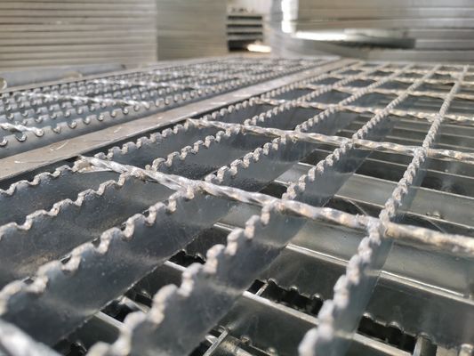 Nền lưới kim loại chống ăn mòn 50 * 5mm Cấu trúc ánh sáng dày 4mm