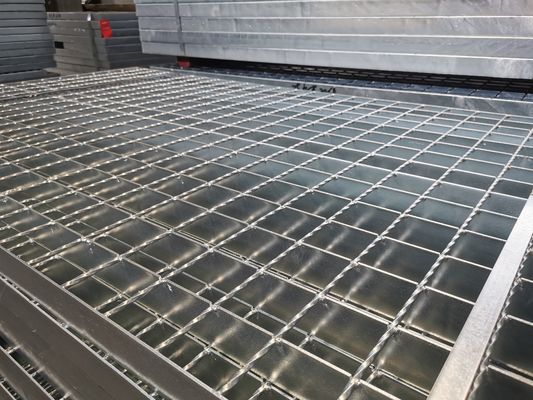 Cầu thang đục lỗ chống trơn trượt Lưới thép mạ kẽm nhúng nóng 65X5mm