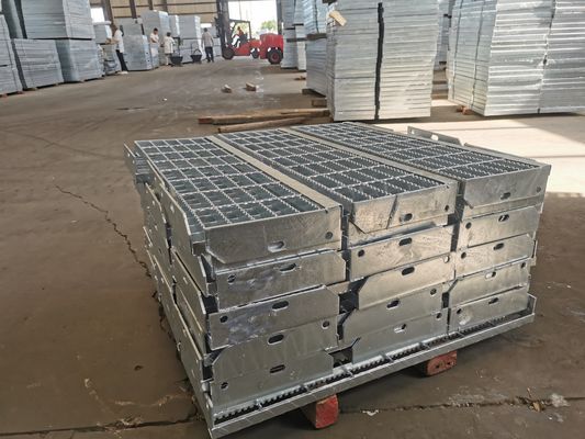 Cầu thang đục lỗ chống trơn trượt Lưới thép mạ kẽm nhúng nóng 65X5mm