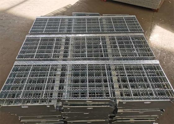 Nền tảng công nghiệp Cầu thang Treads Lưới thép dày 5mm cho cầu đường sắt