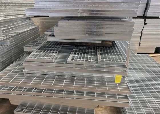 Nền tảng công nghiệp Cầu thang Treads Lưới thép dày 5mm cho cầu đường sắt