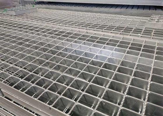 Nền tảng công nghiệp Cầu thang Treads Lưới thép dày 5mm cho cầu đường sắt