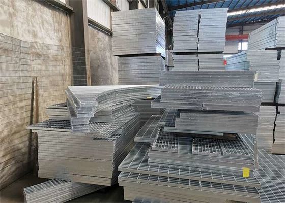 48 inch chống trượt Cầu thang Treads Thép lưới lối đi Nhà máy đã hoàn thành