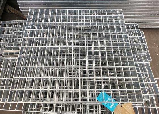 Có răng Không trượt 32 * 3mm Cầu thang Treads Lưới thép mạ kẽm nhúng nóng