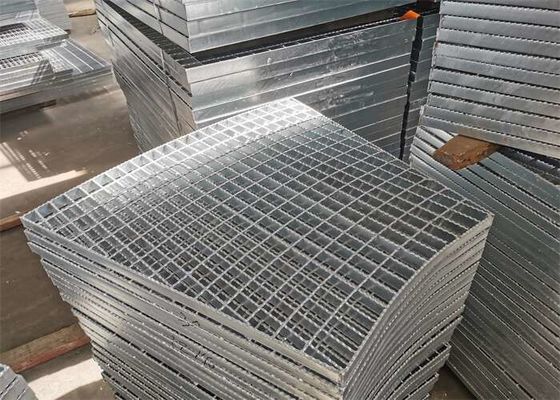 Có răng Không trượt 32 * 3mm Cầu thang Treads Lưới thép mạ kẽm nhúng nóng